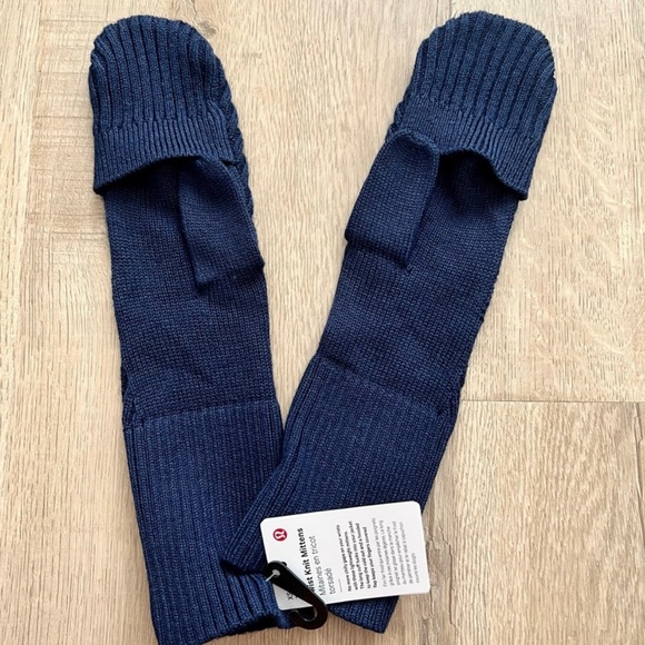 Lululemon Women’s Twist Knit Mittens Blue NWT XS/S - Picture 3 of 12